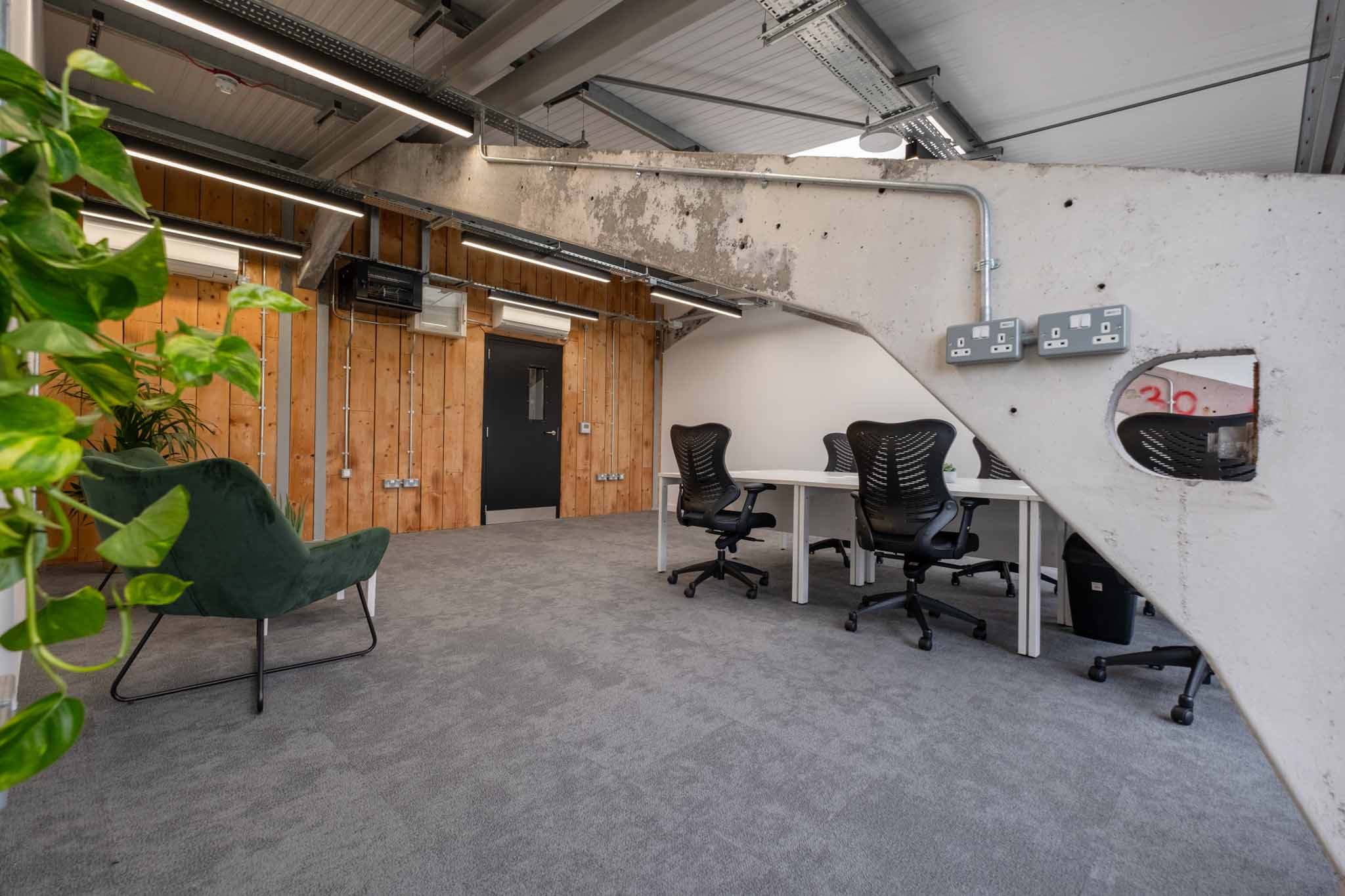 CHARONIA, SECOND FLOOR – 443 FT² 7 Baby Rafters Top Floor Office At Tannery Studios