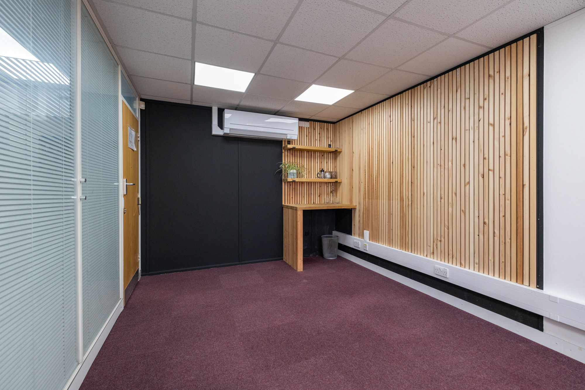 Small Office in Tannery Business Centre On The 1st Floor Small Office in Tannery Business Centre On The 1st Floor